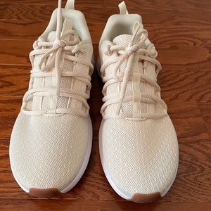 Puma soft foam beige tennis shoes size 8.5